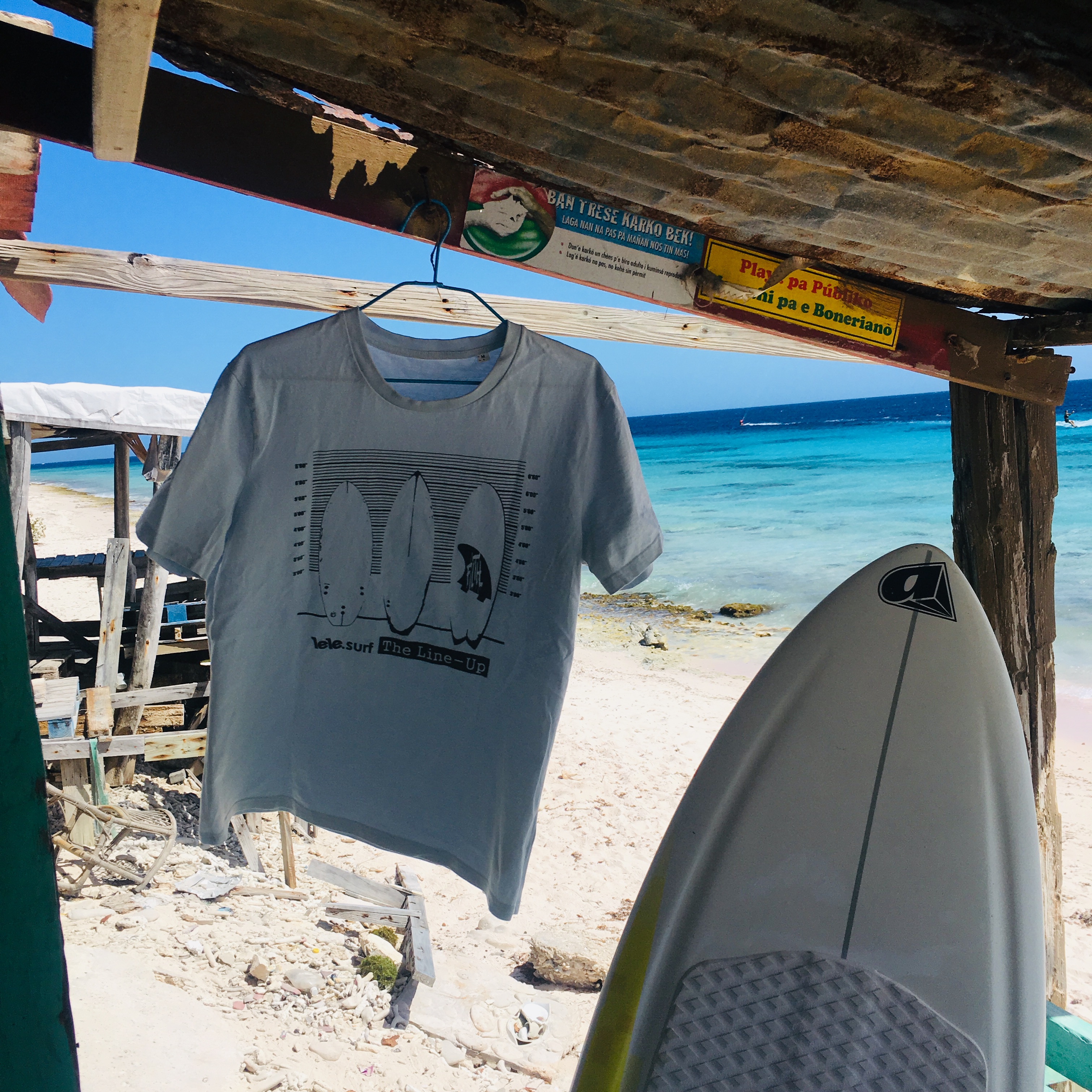Het ultieme ‘Line-up’ surf T-shirt, hangend in de wind in de vissershut op Atlantis Kite Beach