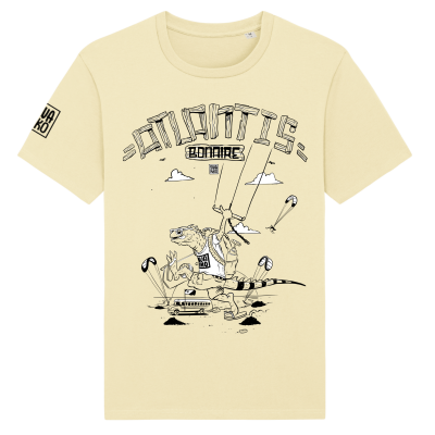Geel T-shirt voor kitesurfers: Leguaan loopt op Atlantis kite beach naar de Bonairiaanse zee met een kite in z’n hand