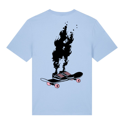 Licht blauw Skate shirt met rokende schoenen op een skateboard