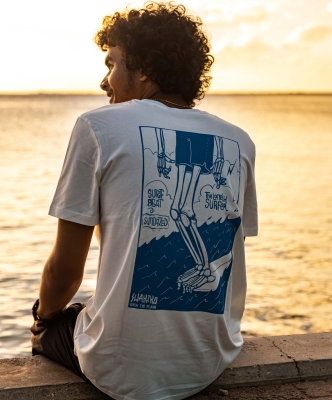 Wit T-shirt met design van een skelet dat op een longboard surft.