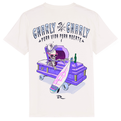 Wit Gnarly Rad Surf Skate t-shirt met skelet dat ontwaakt uit de dood in zijn doodskist op skateboard met surfboard