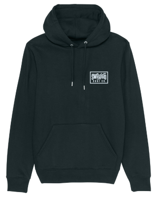 Voorkant van een zwarte hoodie met een Swakiko logo op de borst