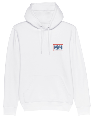 Voorkant van een witte hoodie met rood - blauw Swakiko logo op de borst