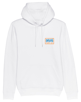 Voorkant van een witte hoodie met een oranje - lichtblauw Swakiko Surf Co logo op de borst