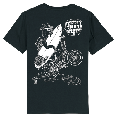 Zwart T-shirt met wit design van een geit die op z'n achterwiel over Bonaire fietst met een surfboard in de hand en skateboar
