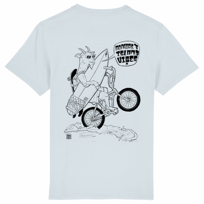 Blauw Bonaire Island Vibes T-shirt met geit die op z'n achterwiel over Bonaire fietst met een surfboard in de hand en skateb