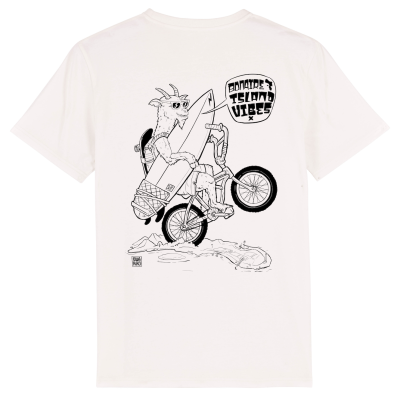 Wit Bonaire Island Vibes T-shirt met geit die op z'n achterwiel over Bonaire fietst met een surfboard in de hand en skateboa