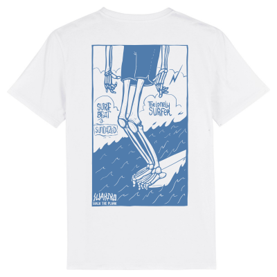 Wit T-shirt met design van een skelet dat op een longboard surft.