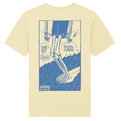 Geel T-shirt met design van een skelet dat op een longboard surft.