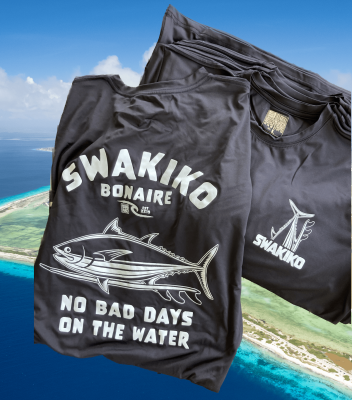 Voorkant en achterkant van zwart surf shirt met print van een tonijn op surfboard
