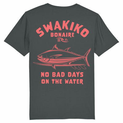 Antraciet T-shirt met een origineel roodkleurig design van een tonijn op een surfboard en de tekst: 'No bad days on the Wate