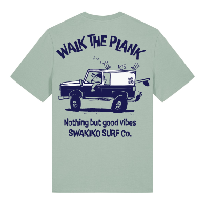 Aloë groen T-shirt met een chille surfer in zijn jeep met surfboards en vogeltjes op het dak en de tekst: Walk the plank, Not