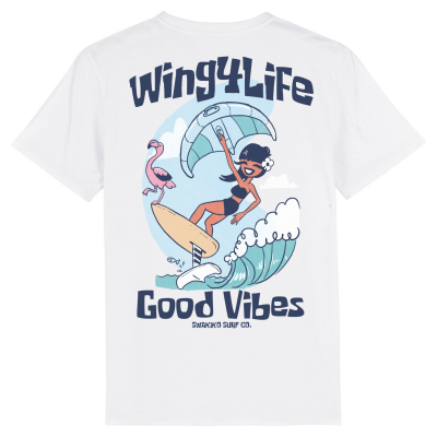 Wit T-shirt met artwork van een vrolijke dame op een wingfoil en een flamingo op de neus van haar board
