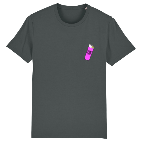 Voorkant van een antraciet T-shirt met op de borst een roze aansteker als Swakiko logo