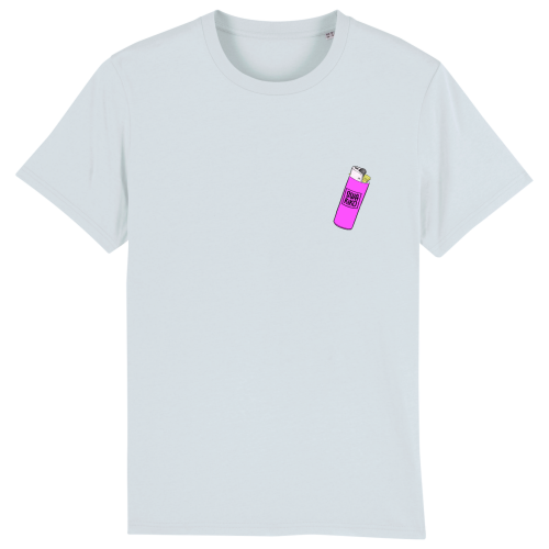Voorkant van een licht blauw T-shirt met op de borst een roze aansteker als Swakiko logo