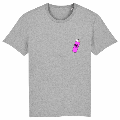 Voorkant van een grijs T-shirt met op de borst een roze aansteker als Swakiko logo