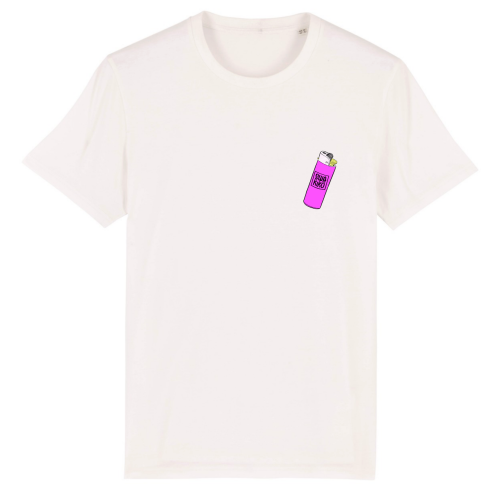 Voorkant van een wit T-shirt met op de borst een roze aansteker als Swakiko logo