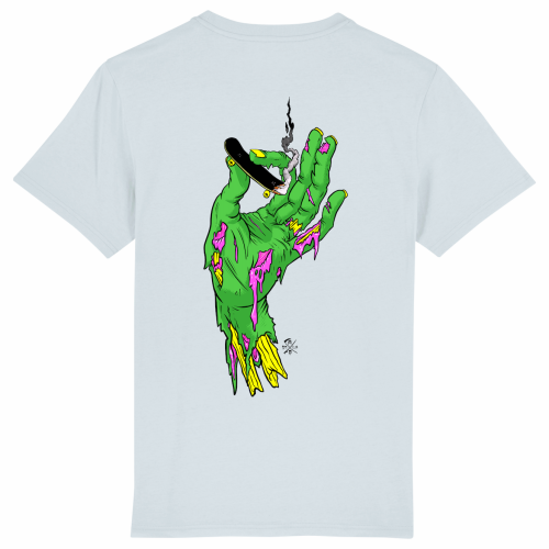 Licht blauw T-shirt met een groene skelet hand die een skateboard vasthoudt tussen duim en wijsvinger