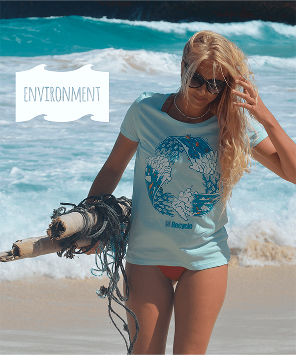 Model op het strand van Playa Chikitu op Bonaire met het T-shirt van de 'recycle wave', en golven op de achtergrond